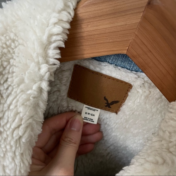 American Eagle fitted jean jacket with shearling collar - Picture 5 of 6